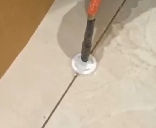 巴中市瓷砖空鼓维修公司专业解答瓷砖在铺贴过程中，如果没有涂抹均匀到位的粘结材料（如水泥砂浆或瓷砖胶），可能会导致以下问题