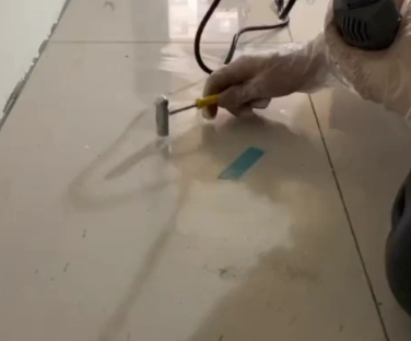 巴中市瓷砖开裂维修公司专业分享瓷砖在铺贴前如果没有沥干水分，将会导致以下问题